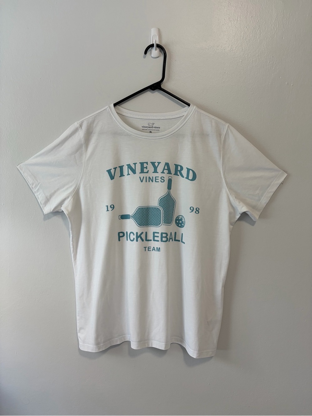 Vineyard Vines White Tee with Teal Pickleball Graphic casual Athleisure; XL